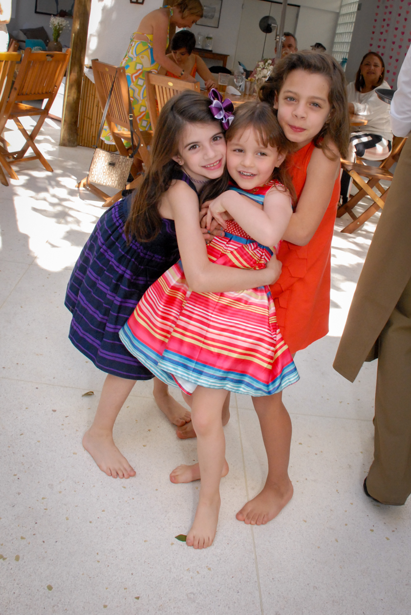 recebendo as amigas para sua festa o Buffet Tragaluz, aniversário de Pietra 4 anos, tema da festa amor