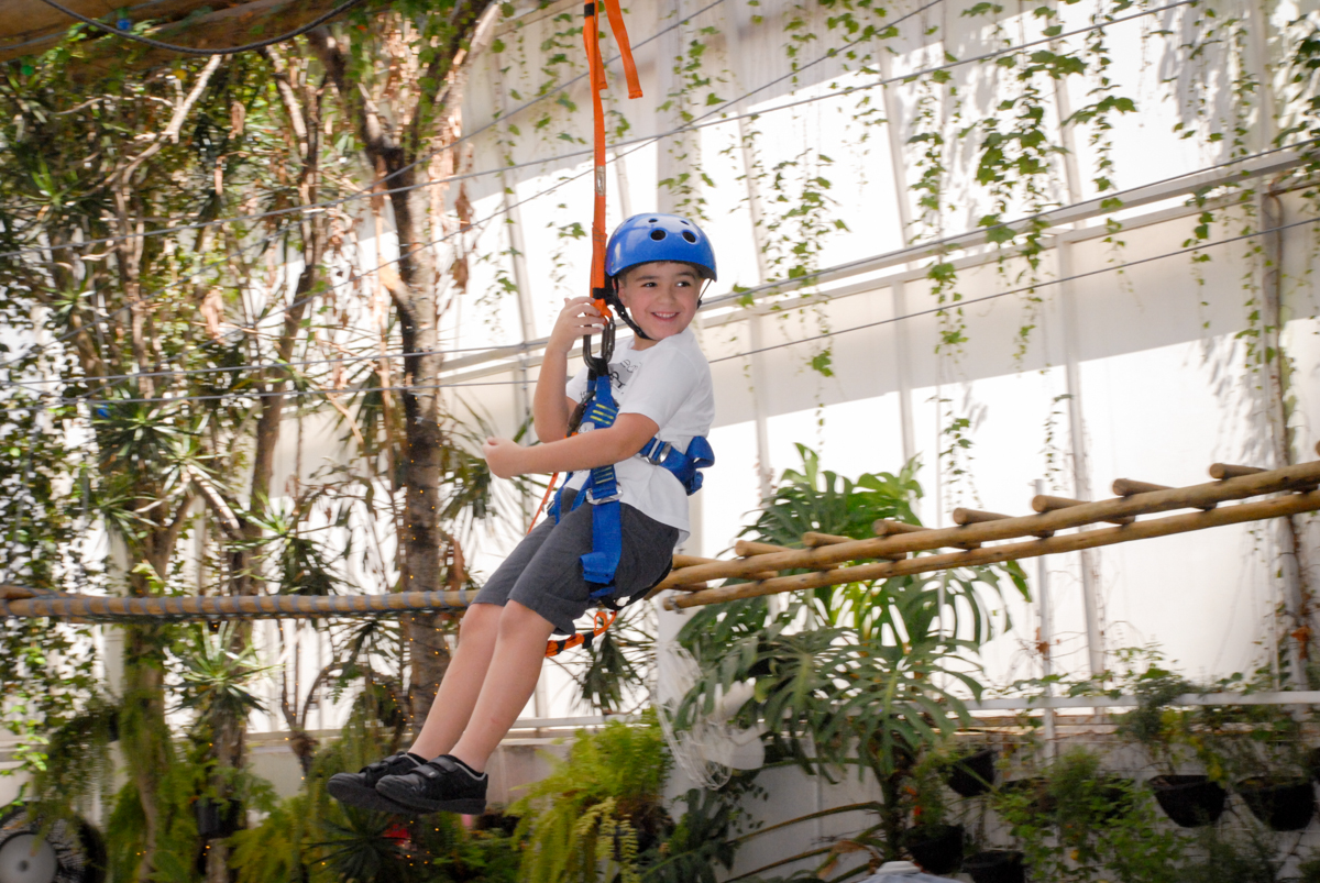 mais brincadeiras na tirolesa no Buffet Tragaluz, aniversário de Pietra 4 anos, tema da festa amor