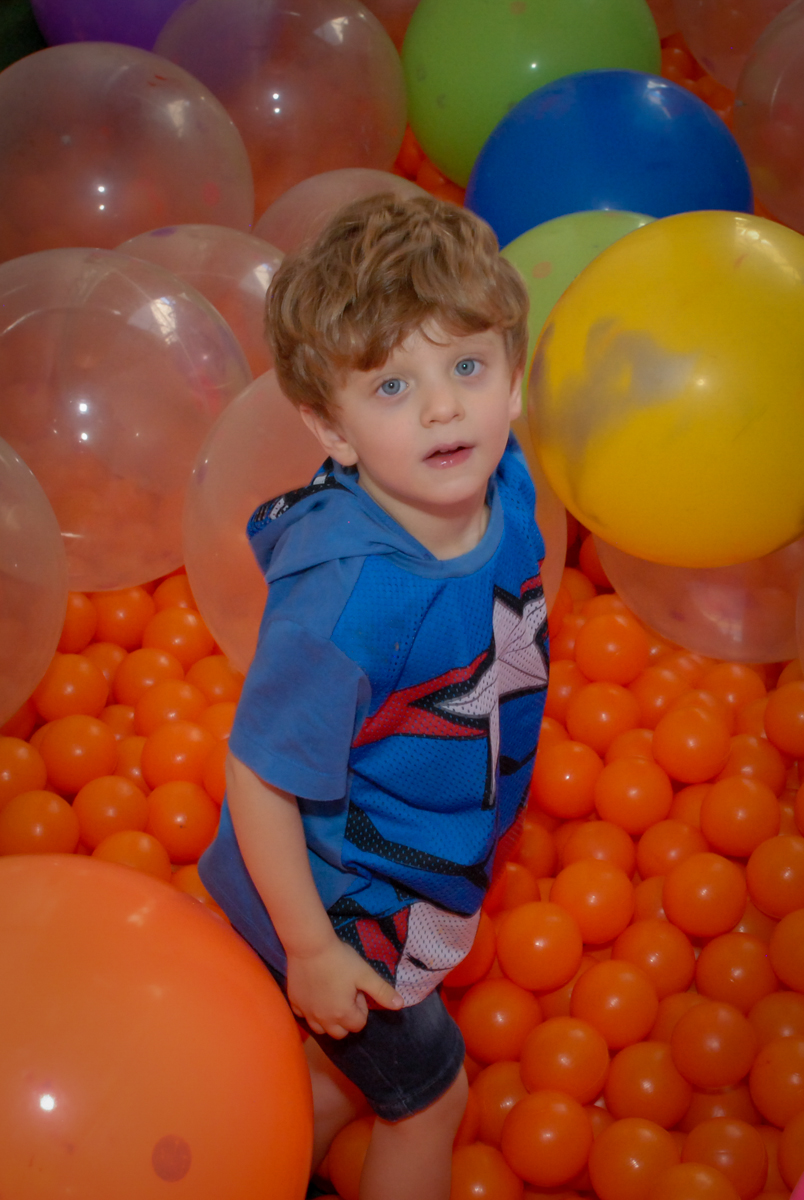 piscina de bolinhas divertida no Buffet Tragaluz, aniversário de Pietra 4 anos, tema da festa amor