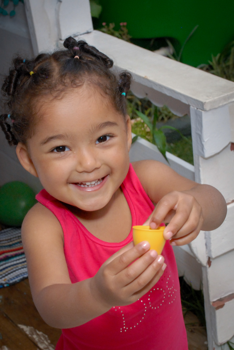 amiguinha come salgados no Buffet Tragaluz, aniversário de Pietra 4 anos, tema da festa amor