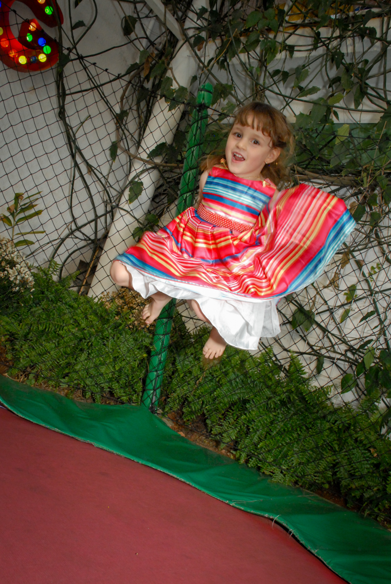 cama elastica divertida no Buffet Tragaluz, aniversário de Pietra 4 anos, tema da festa amor