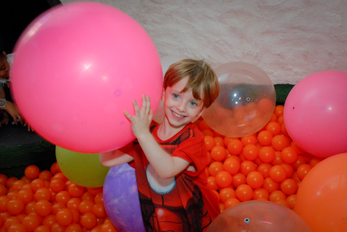 brincando com balão na piscina de bolinhas no Buffet Tragaluz, aniversário de Pietra 4 anos, tema da festa amor