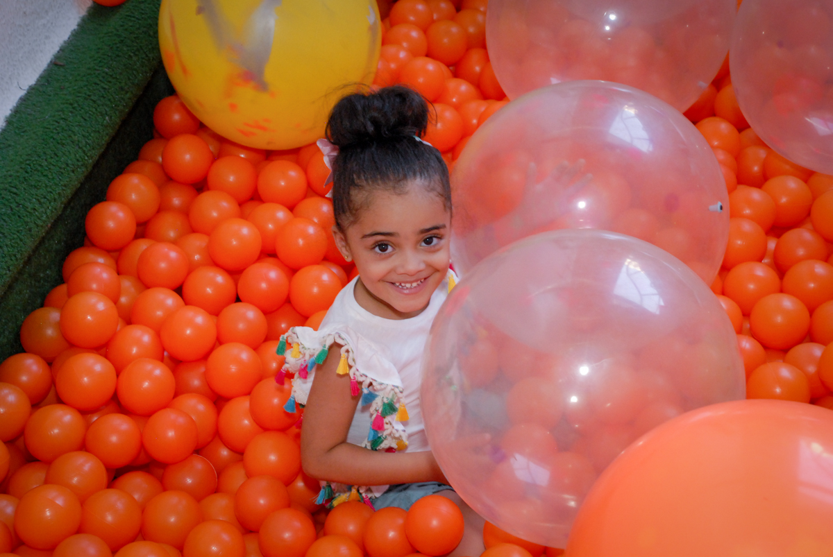 só alegria nas brincadeiras na piscina de bolinhas no Buffet Tragaluz, aniversário de Pietra 4 anos, tema da festa amor