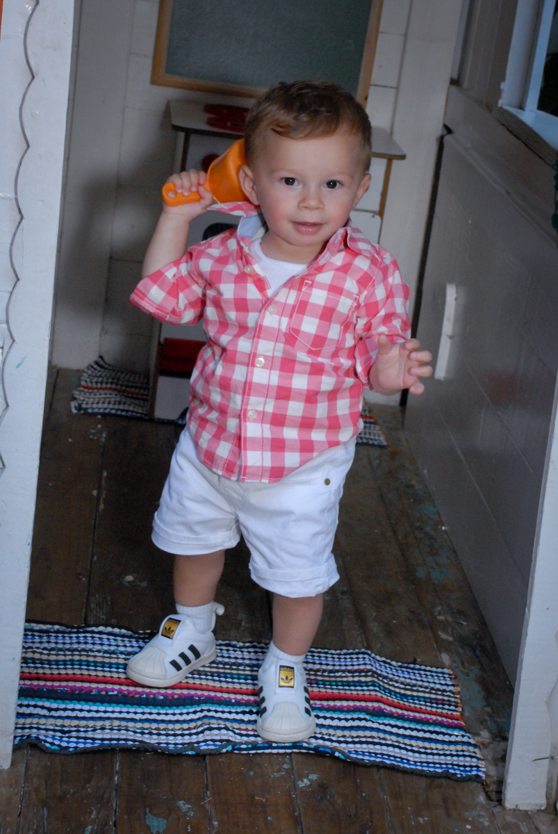 posando para a foto na porta da casinha de bonecas no Buffet Tragaluz, aniversário de Pietra 4 anos, tema da festa amor