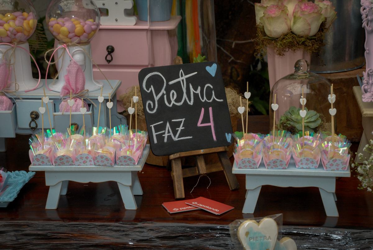 detalhes da mesa decorada no Buffet Tragaluz, aniversário de Pietra 4 anos, tema da festa amor