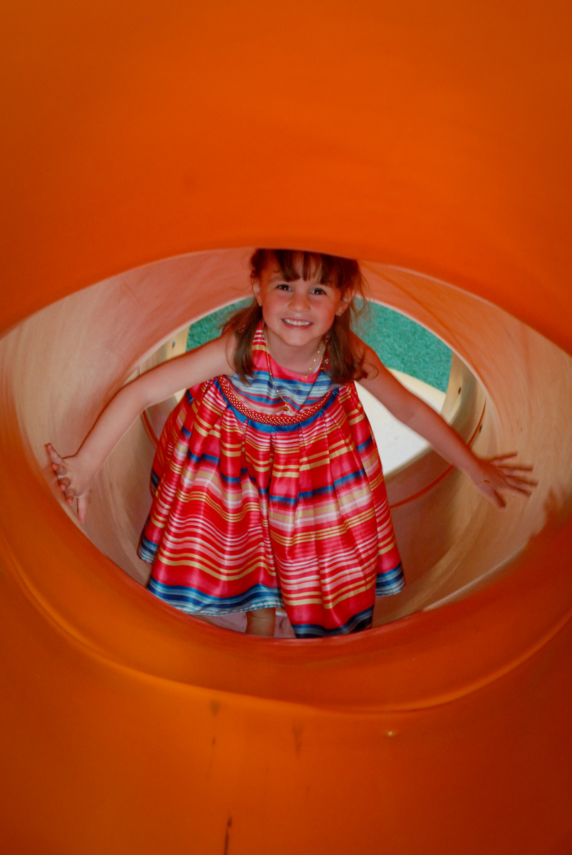 foto feita no túnel no Buffet Tragaluz, aniversário de Pietra 4 anos, tema da festa amormais bagunça na piscina de bolinhas no Buffet Tragaluz, aniversário de Pietra 4 anos, tema da festa amor