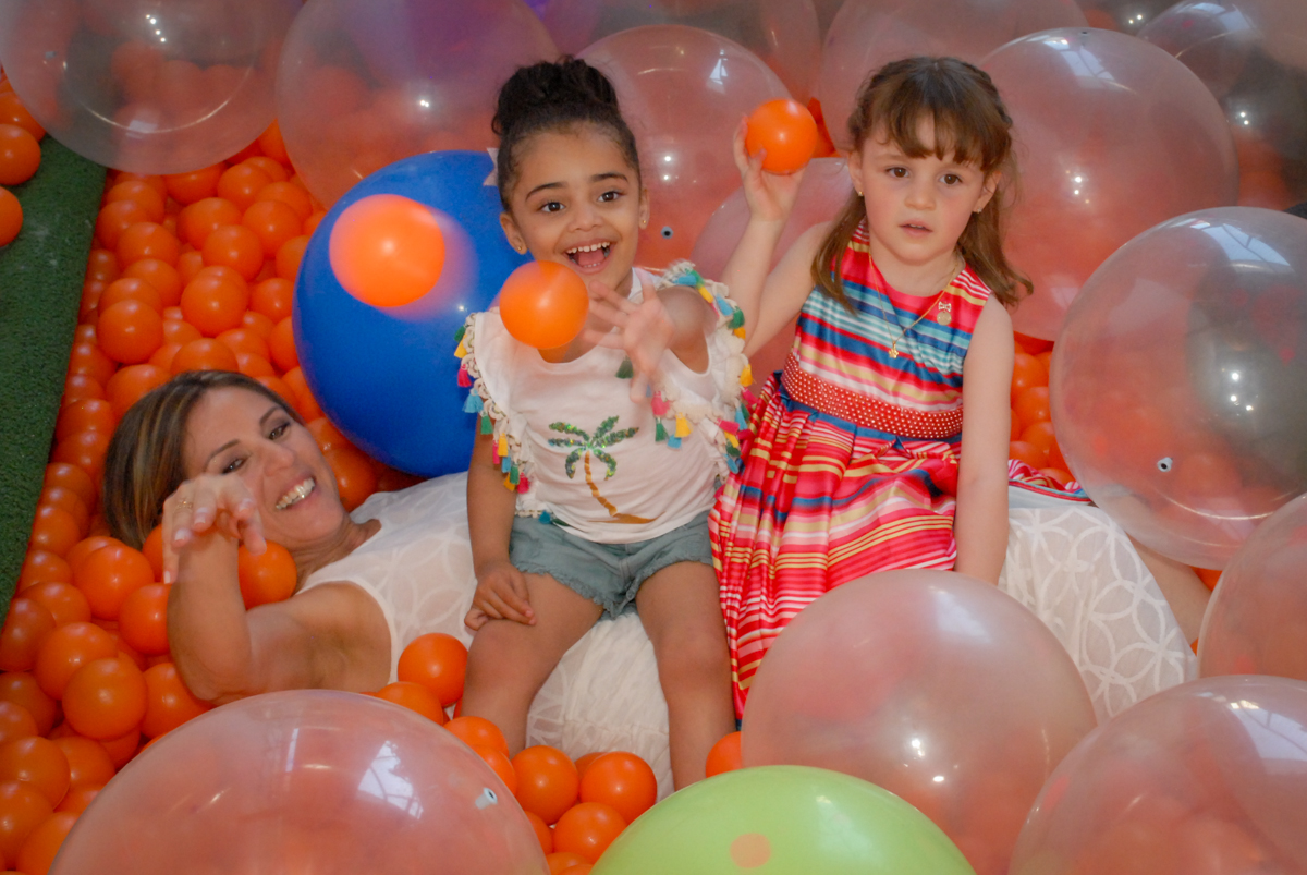 masi bagunça na piscina de bolinhas no Buffet Tragaluz, aniversário de Pietra 4 anos, tema da festa amor