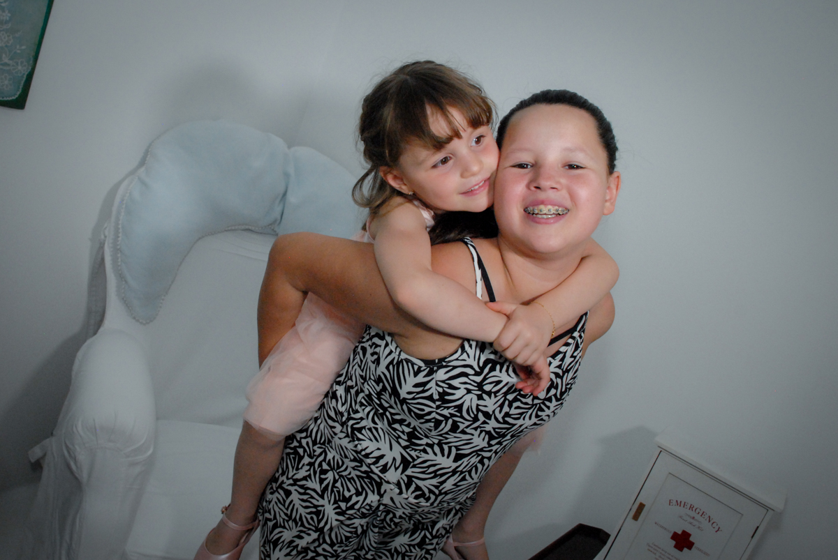 sendo carregada nas costas no Buffet Tragaluz, aniversário de Pietra 4 anos, tema da festa amor