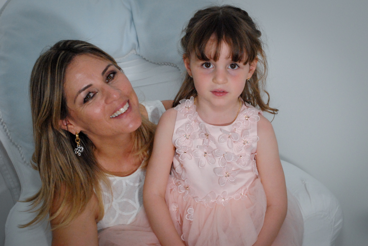 posando para a foto com a mamãe no Buffet Tragaluz, aniversário de Pietra 4 anos, tema da festa amor