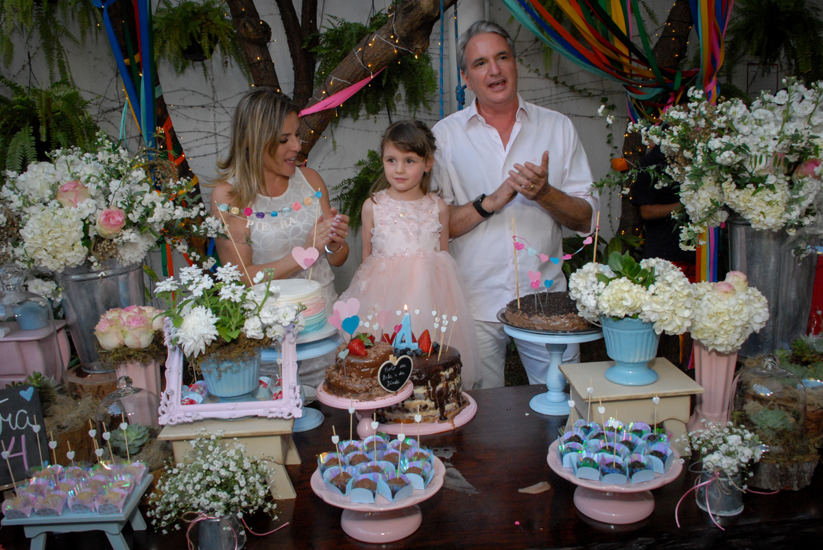 chegou a hora do parabéns no Buffet Tragaluz, aniversário de Pietra 4 anos, tema da festa amor