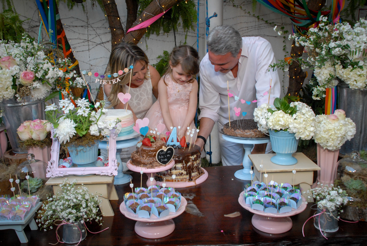 cortando o primeiro pedaço de bolo no Buffet Tragaluz, aniversário de Pietra 4 anos, tema da festa amor