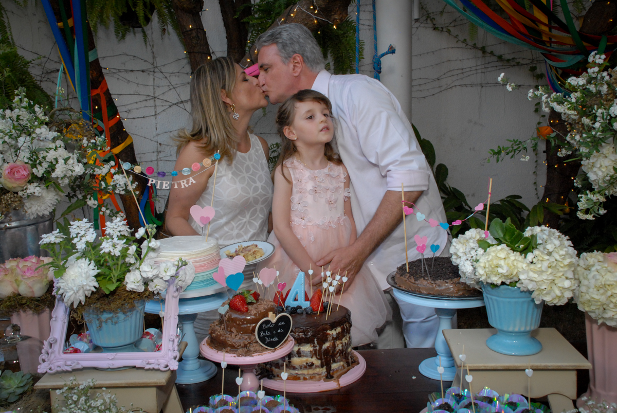 beijinho dos pais no Buffet Tragaluz, aniversário de Pietra 4 anos, tema da festa amor