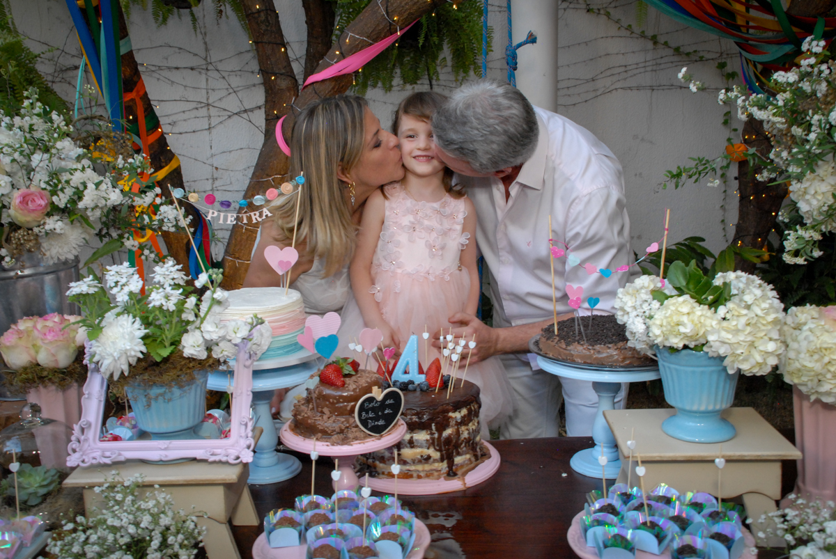 beijo sanduiche na aniversariante no Buffet Tragaluz, aniversário de Pietra 4 anos, tema da festa amor