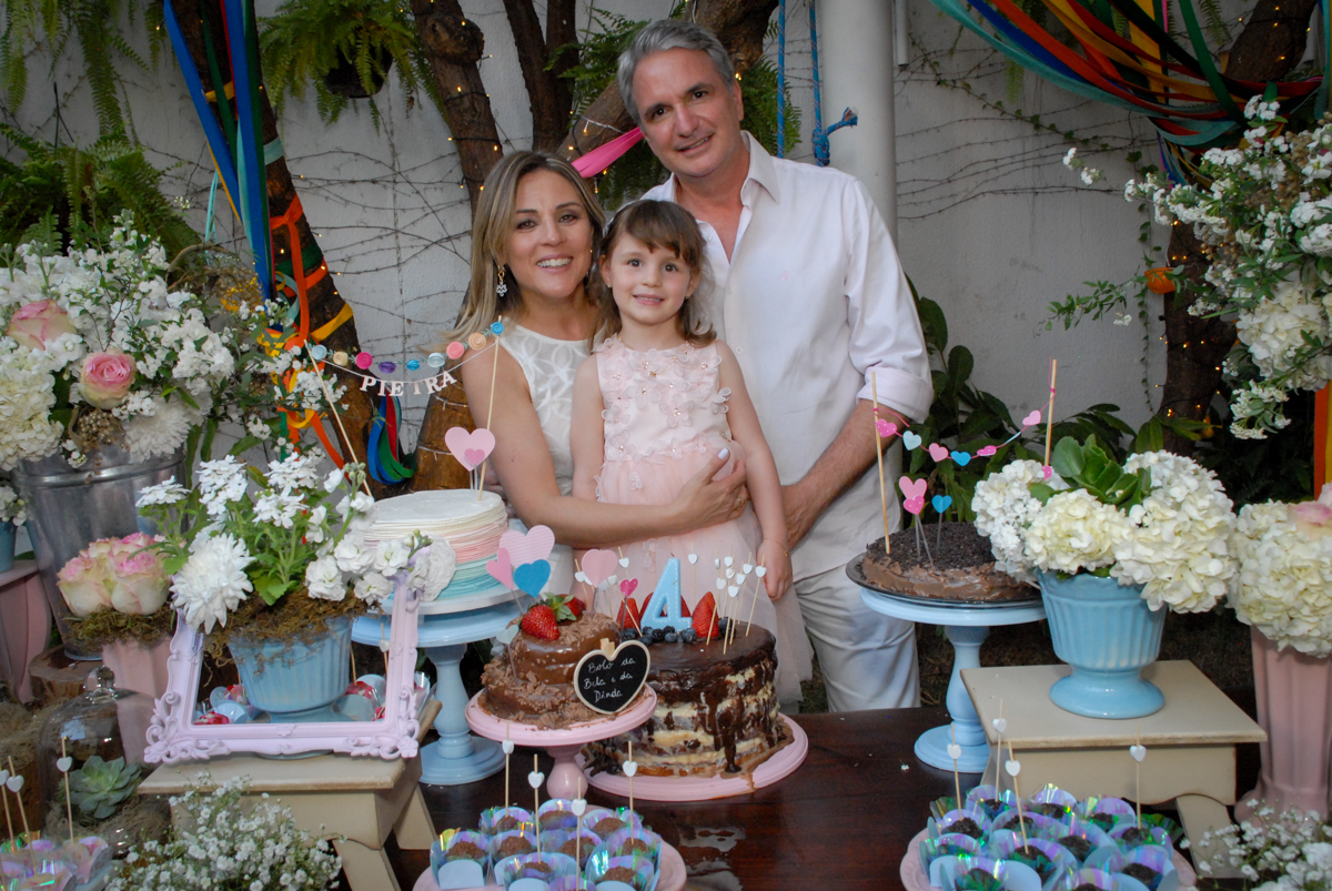pais posam para a foto no Buffet Tragaluz, aniversário de Pietra 4 anos, tema da festa amor