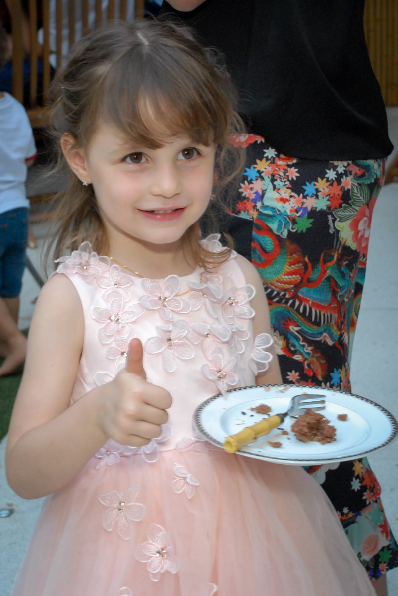 aniversariante come o primeiro pedaço de bolo no Buffet Tragaluz, aniversário de Pietra 4 anos, tema da festa amor