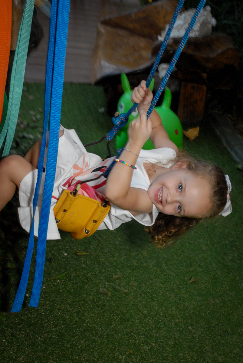 brincando no balanço noBuffet Tragaluz, aniversário de Pietra 4 anos, tema da festa amor