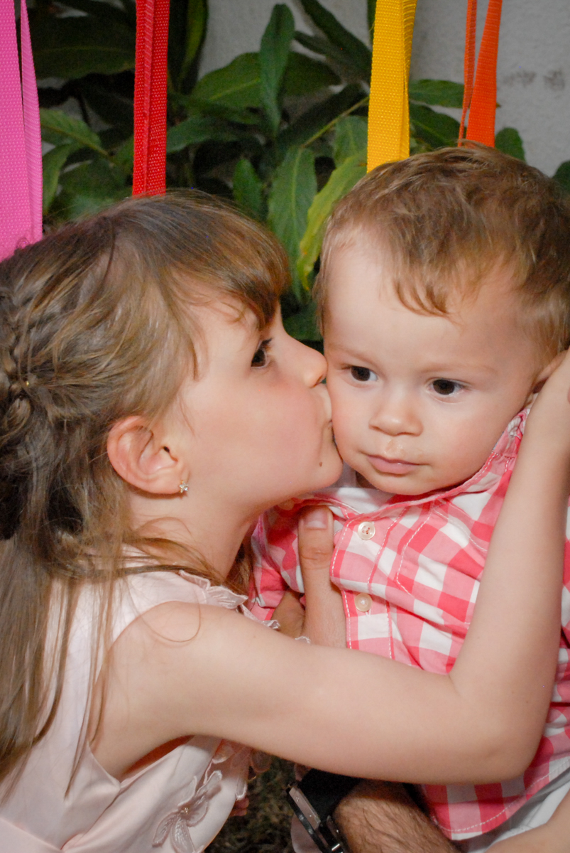 beijo carinhoso no amigo no Buffet Tragaluz, aniversário de Pietra 4 anos, tema da festa amor