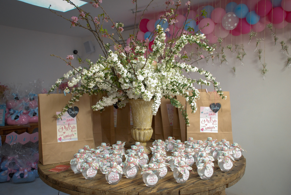 mesa com as lembranças da festa no Buffet Tragaluz, aniversário de Pietra 4 anos, tema da festa amor