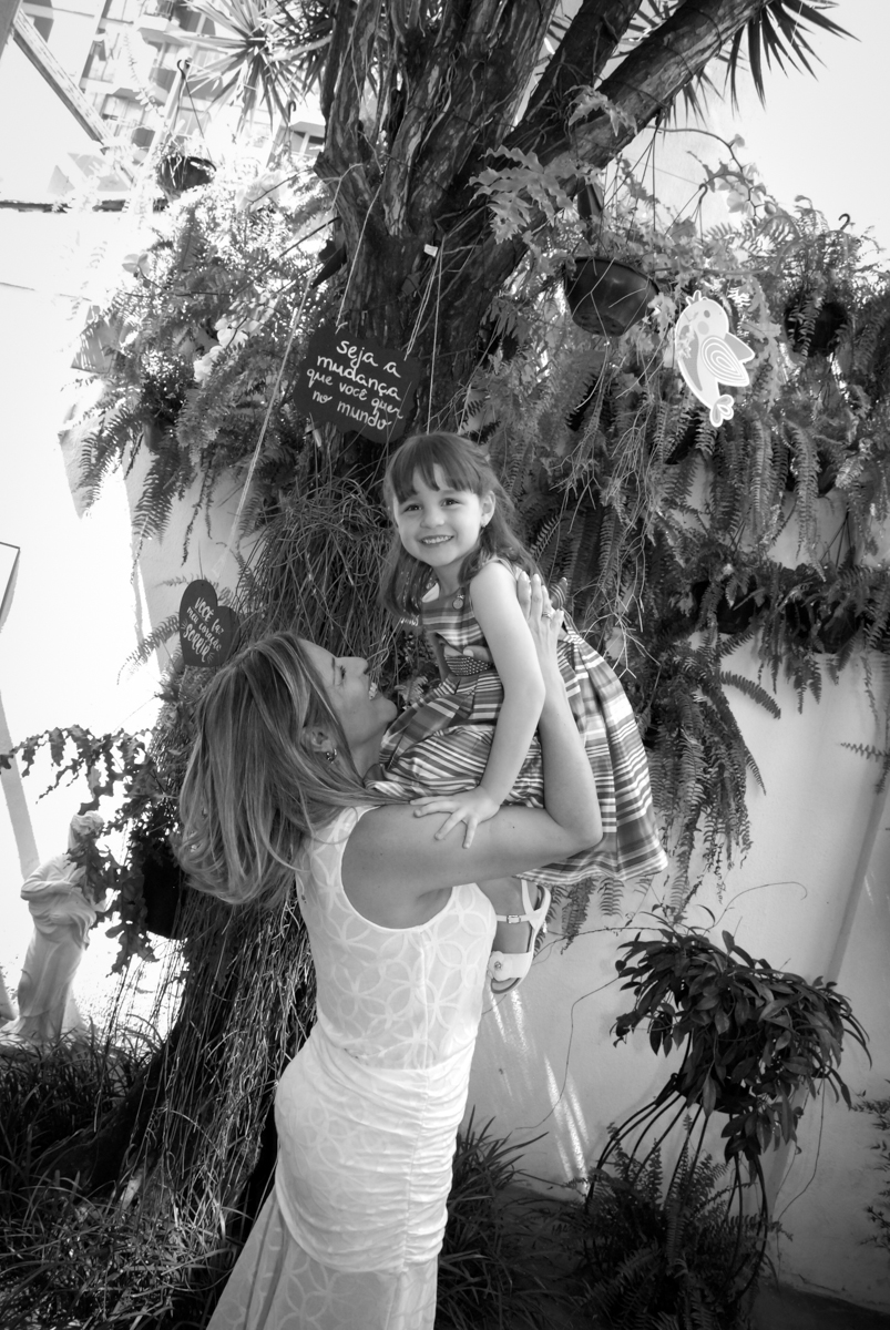 mãe brinca com a aniversariante no Buffet Tragaluz, aniversário de Pietra 4 anos, tema da festa amor