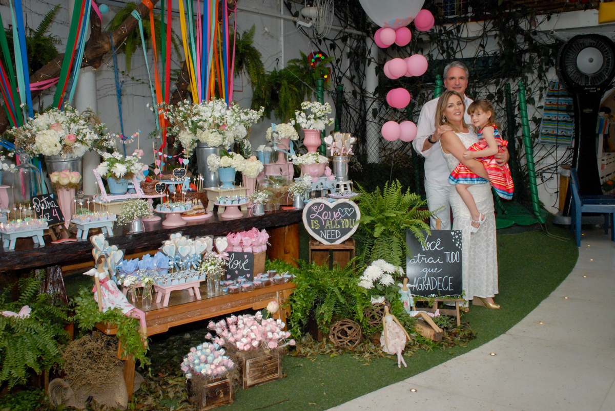 família posa para as fotos no Buffet Tragaluz, aniversário de Pietra 4 anos, tema da festa amor