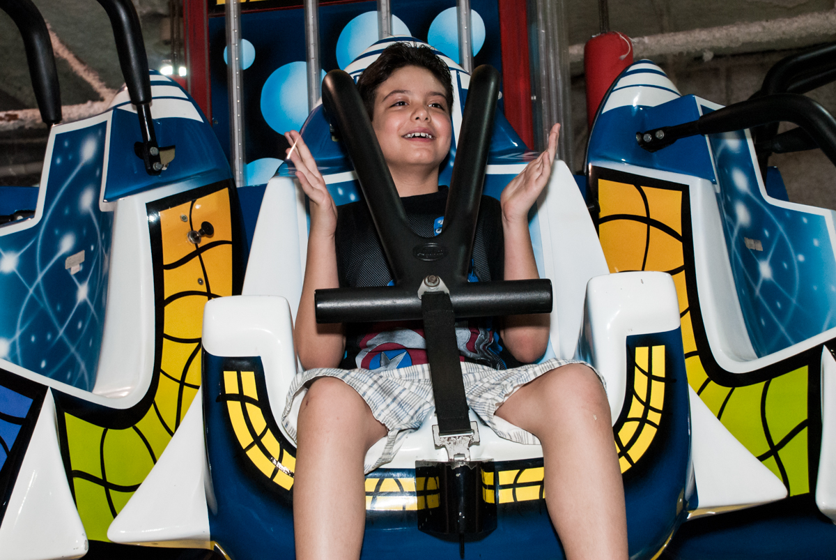 bagunça no brinquedo elevador no Buffet Fábrica da Alegria, Osasco, São Paulo, aniversário de Felipe 6 anos, tema da festa lego