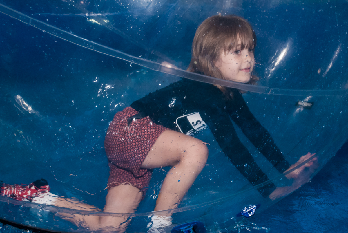 brincando no aquaplay no Buffet Fábrica da Alegria, Osasco, São Paulo, aniversário de Felipe 6 anos, tema da festa lego