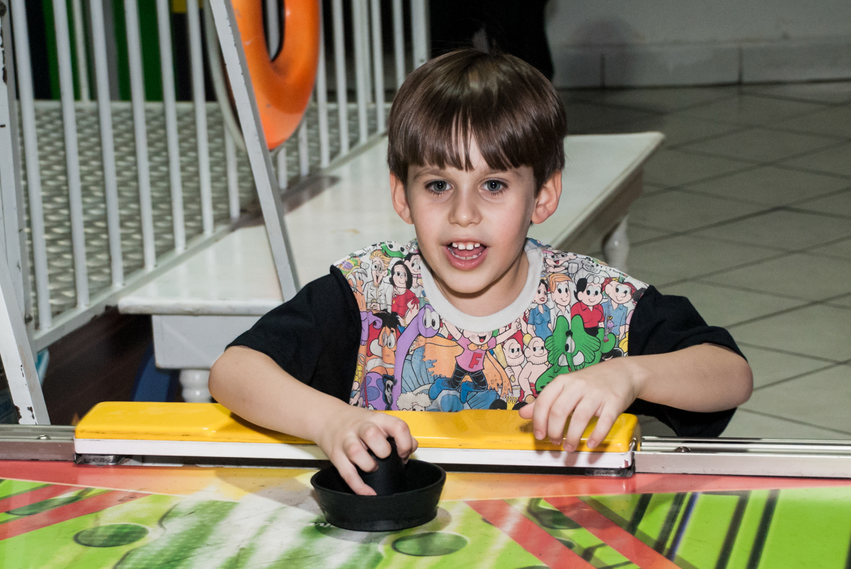 mais jogo de futebol de mesa no Buffet Fábrica da Alegria, Osasco, São Paulo, aniversário de Felipe 6 anos, tema da festa lego