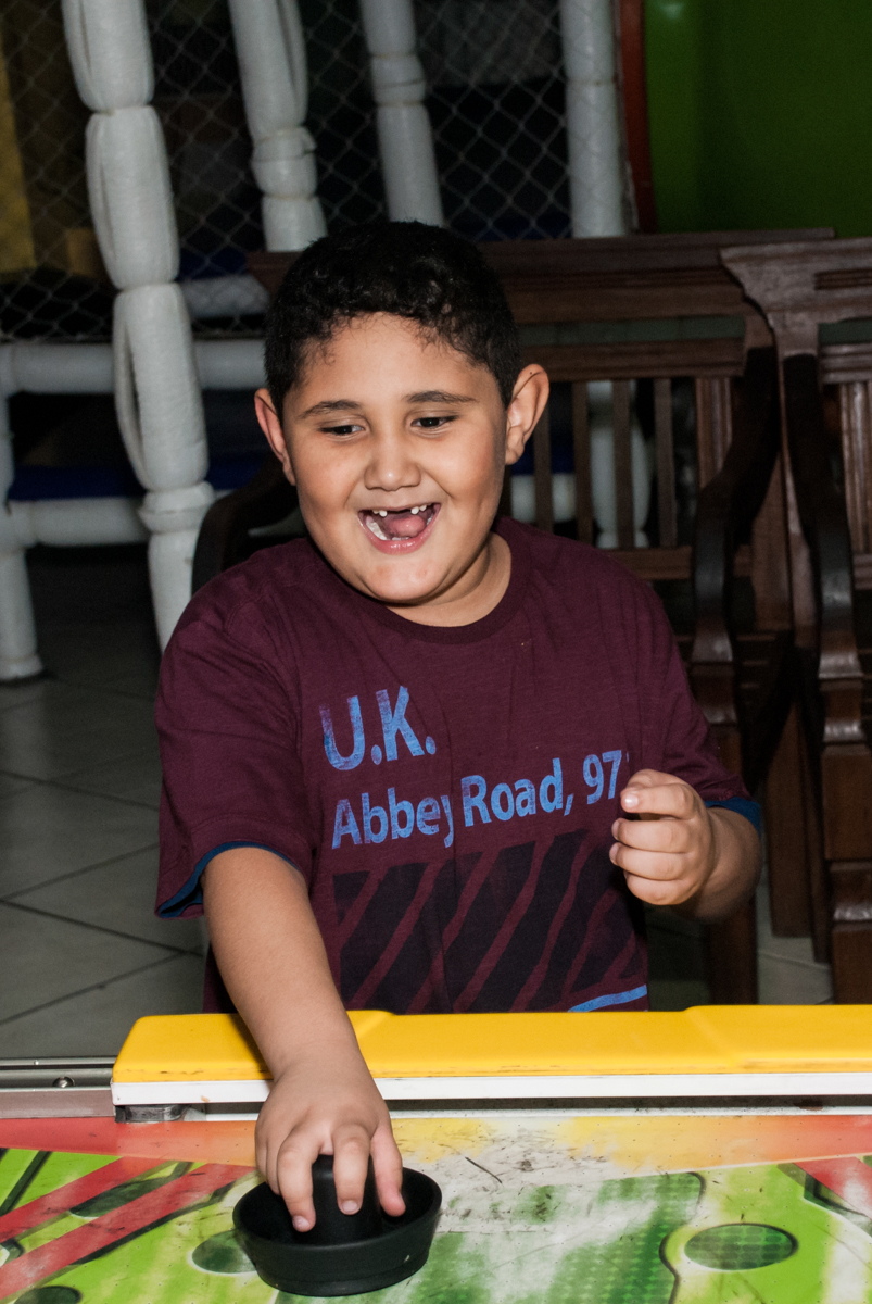 comemorando gol no futebol de mesa no Buffet Fábrica da Alegria, Osasco, São Paulo, aniversário de Felipe 6 anos, tema da festa lego