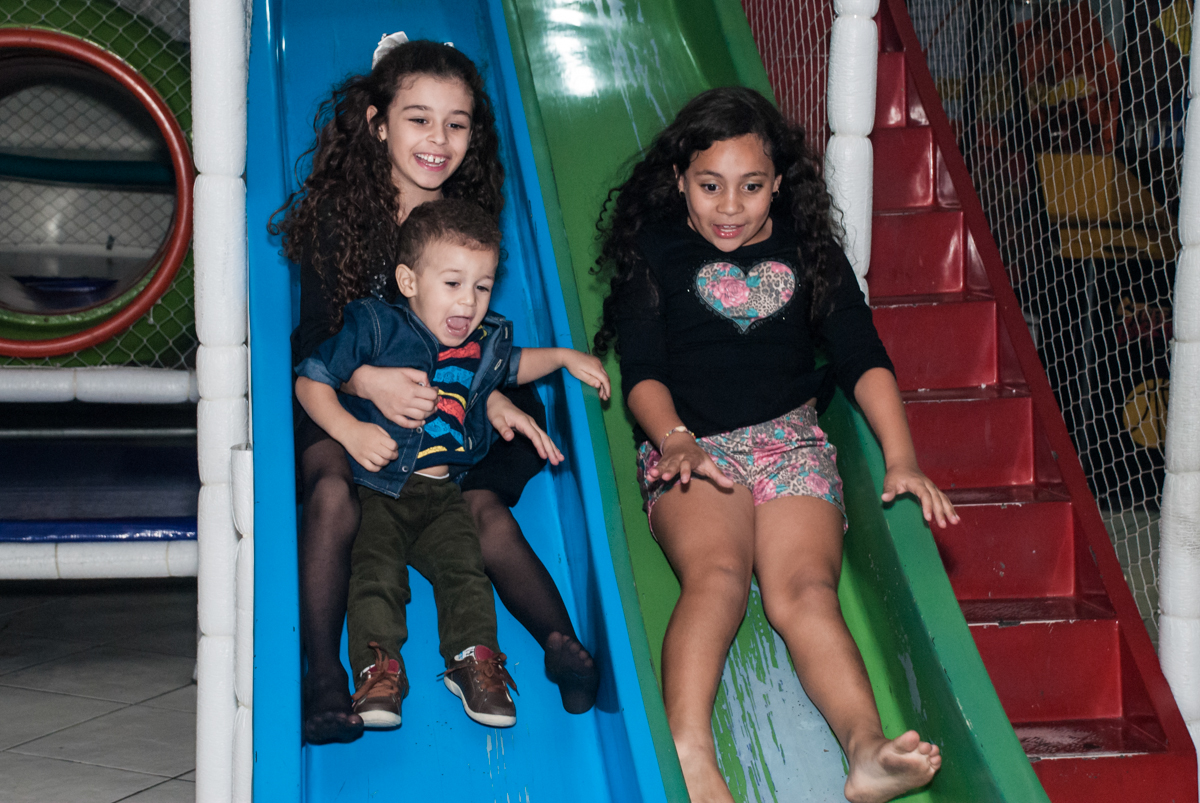 farra no escorregador no Buffet Fábrica da Alegria, Osasco, São Paulo, aniversário de Felipe 6 anos, tema da festa lego