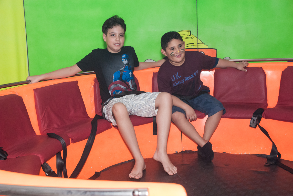 brincando no labamba no Buffet Fábrica da Alegria, Osasco, São Paulo, aniversário de Felipe 6 anos, tema da festa lego