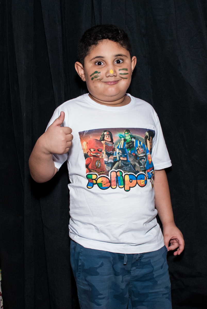 foto com pintura artistica no Buffet Fábrica da Alegria, Osasco, São Paulo, aniversário de Felipe 6 anos, tema da festa lego