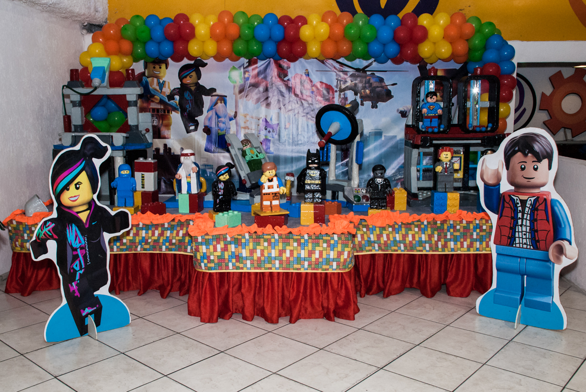 mesa decorada no Buffet Fábrica da Alegria, Osasco, São Paulo, aniversário de Felipe 6 anos, tema da festa lego