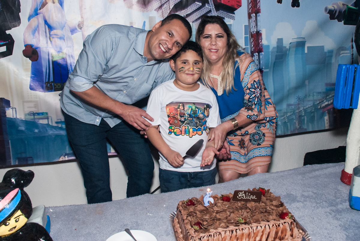 fotografia da família no Buffet Fábrica da Alegria, Osasco, São Paulo, aniversário de Felipe 6 anos, tema da festa lego