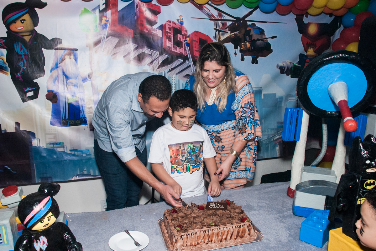 cortando o primeiro pedaço de bolo no Buffet Fábrica da Alegria, Osasco, São Paulo, aniversário de Felipe 6 anos, tema da festa lego