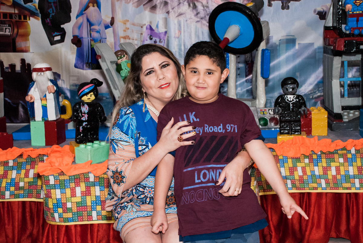 fotografia mãe e filho no Buffet Fábrica da Alegria, Osasco, São Paulo, aniversário de Felipe 6 anos, tema da festa lego