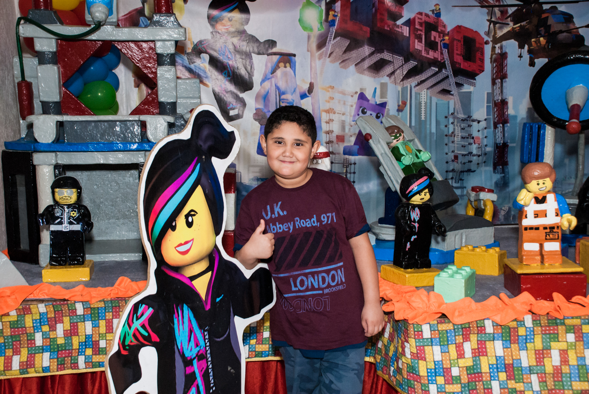 aniversariante posa para a fotografia no Buffet Fábrica da Alegria, Osasco, São Paulo, aniversário de Felipe 6 anos, tema da festa lego