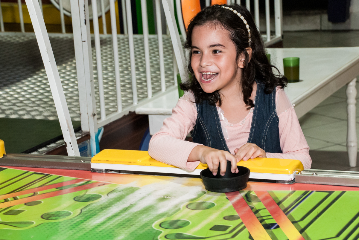 adversário joga futebol de mesa com o aniversariante no Buffet Fábrica da Alegria, Osasco, São Paulo, aniversário de Felipe 6 anos, tema da festa lego