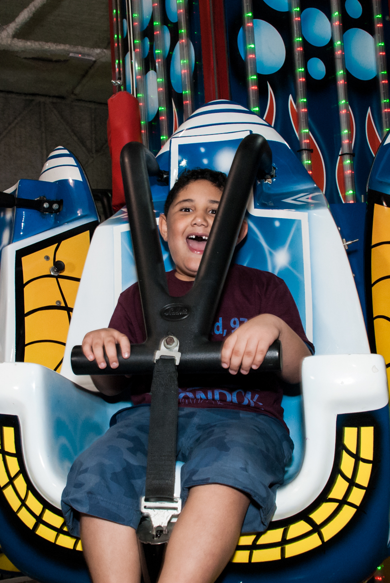 brinquedo elevador muito divertido no Buffet Fábrica da Alegria, Osasco, São Paulo, aniversário de Felipe 6 anos, tema da festa lego
