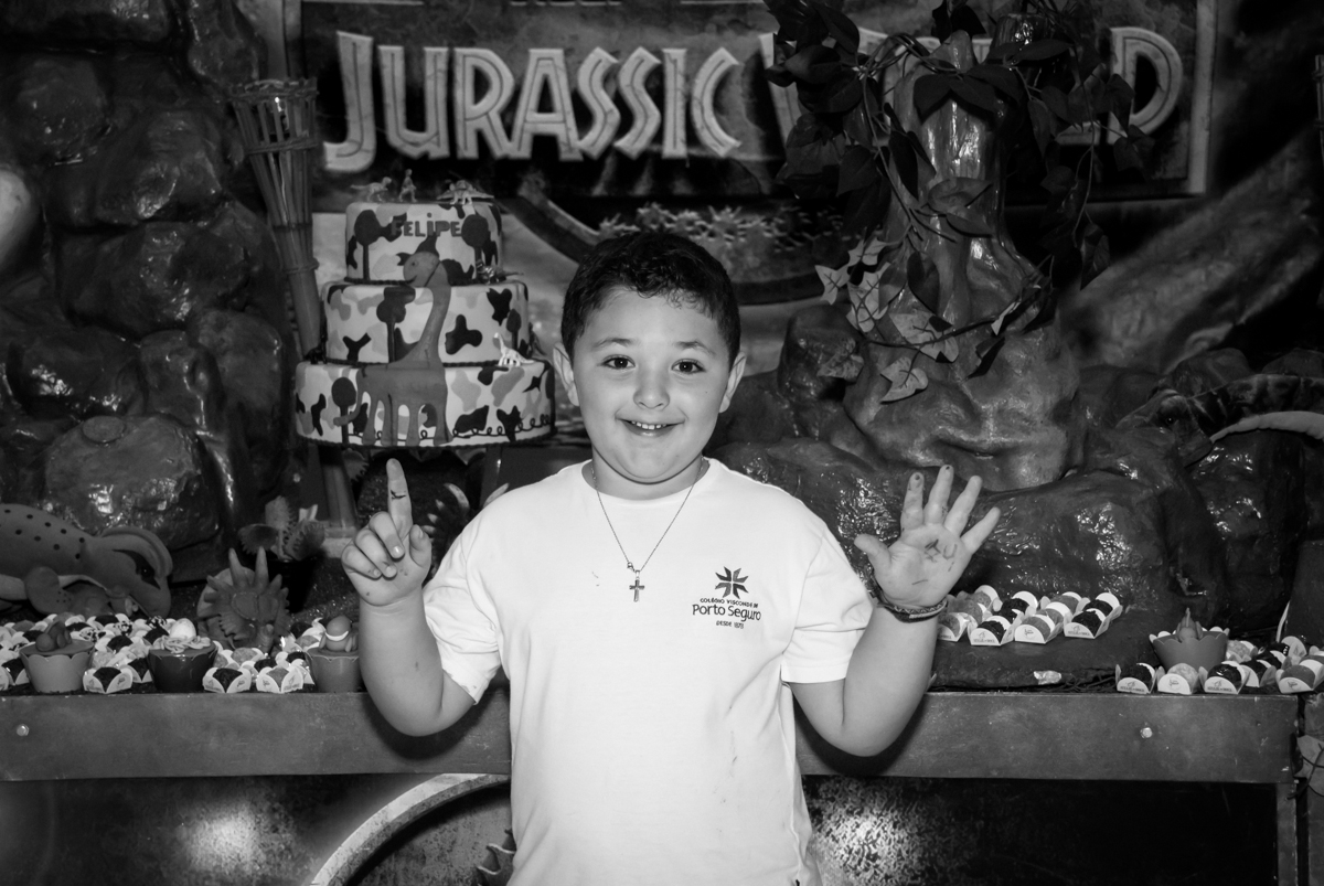 posando para a mesa no Buffet Comics, Morumbi, São Paulo, aniversario de Felipe 6 anos, tema da festa dinossauros