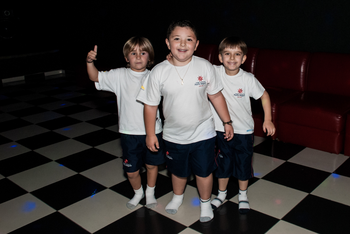 fotografia com os amigos da escola no Buffet Comics, Morumbi, São Paulo, aniversario de Felipe 6 anos, tema da festa dinossauros