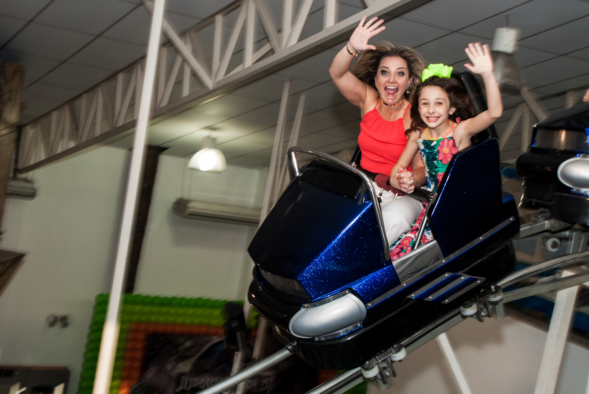 looping animado com a mãe no Buffet Comics, Morumbi, São Paulo, aniversario de Felipe 6 anos, tema da festa dinossauros