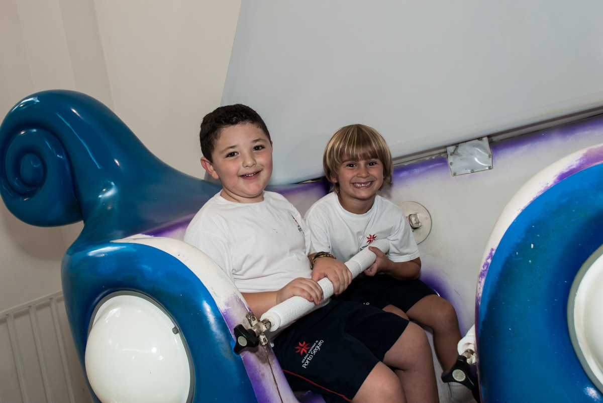 brincando no barco vick no Buffet Comics, Morumbi, São Paulo, aniversario de Felipe 6 anos, tema da festa dinossauros