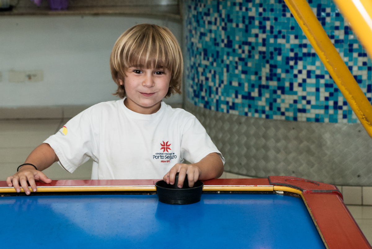 brincando no futebol de mesa no Buffet Comics, Morumbi, São Paulo, aniversario de Felipe 6 anos, tema da festa dinossauros
