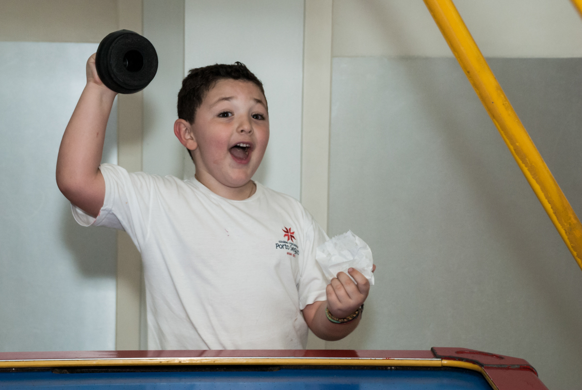 comemorando gol no Buffet Comics, Morumbi, São Paulo, aniversario de Felipe 6 anos, tema da festa dinossauros