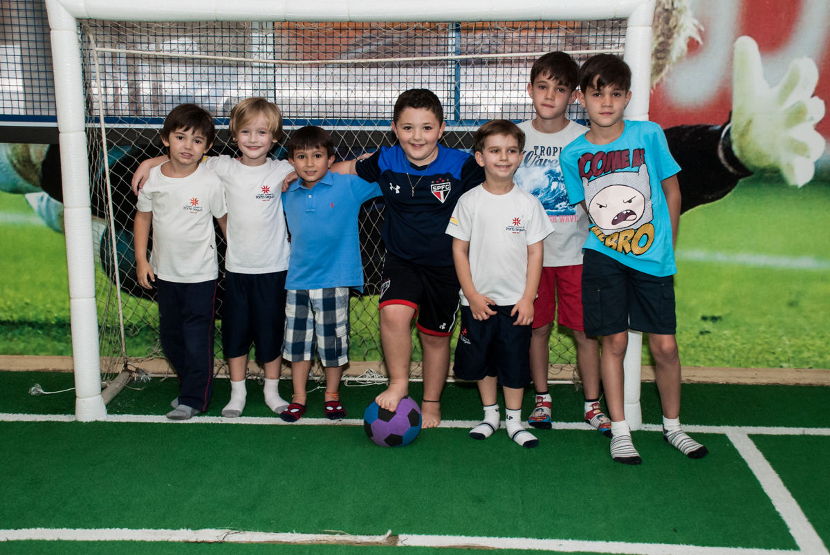 fotografia do time no Buffet Comics, Morumbi, São Paulo, aniversario de Felipe 6 anos, tema da festa dinossauros