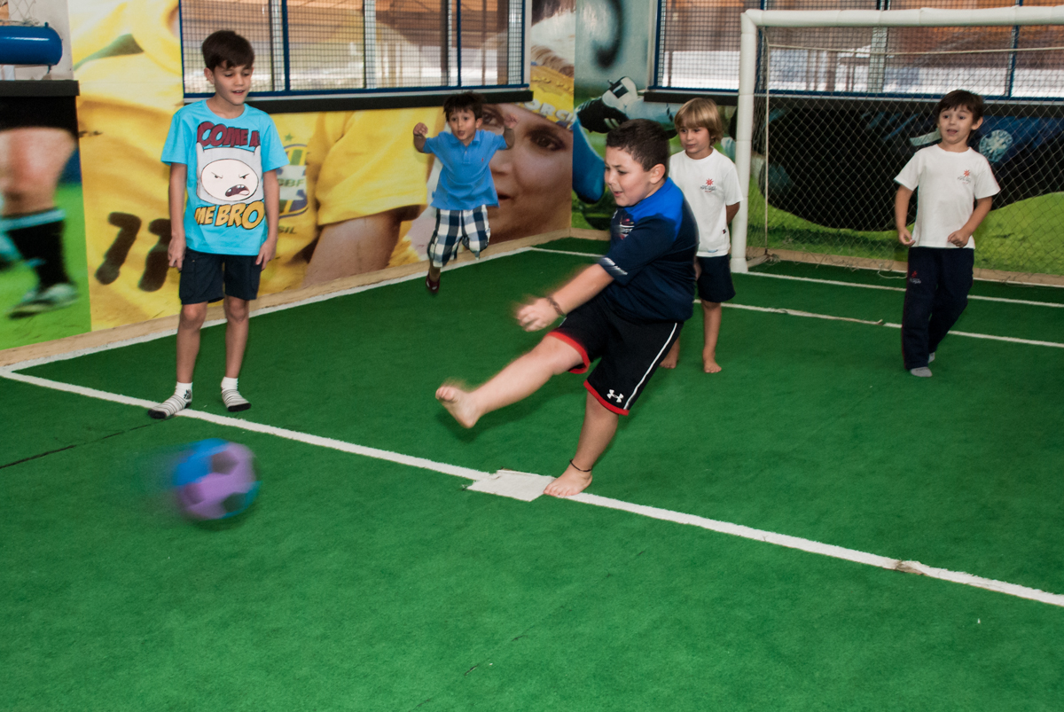 chute para o gol no Buffet Comics, Morumbi, São Paulo, aniversario de Felipe 6 anos, tema da festa dinossauros