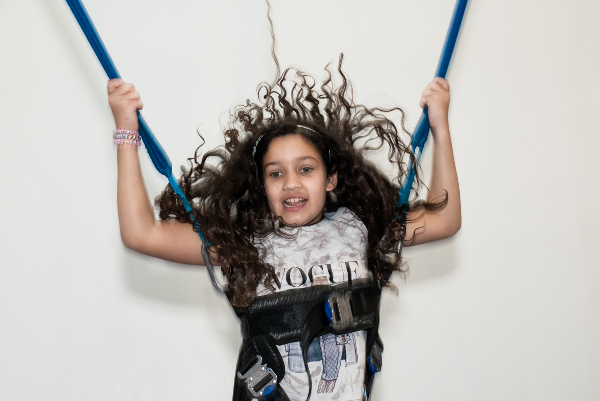 brincando na cama elástica no Buffet Comics, Morumbi, São Paulo, aniversario de Felipe 6 anos, tema da festa dinossauros