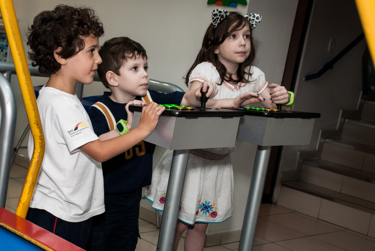 jogo de game animado no Buffet Comics, Morumbi, São Paulo, aniversario de Felipe 6 anos, tema da festa dinossauros