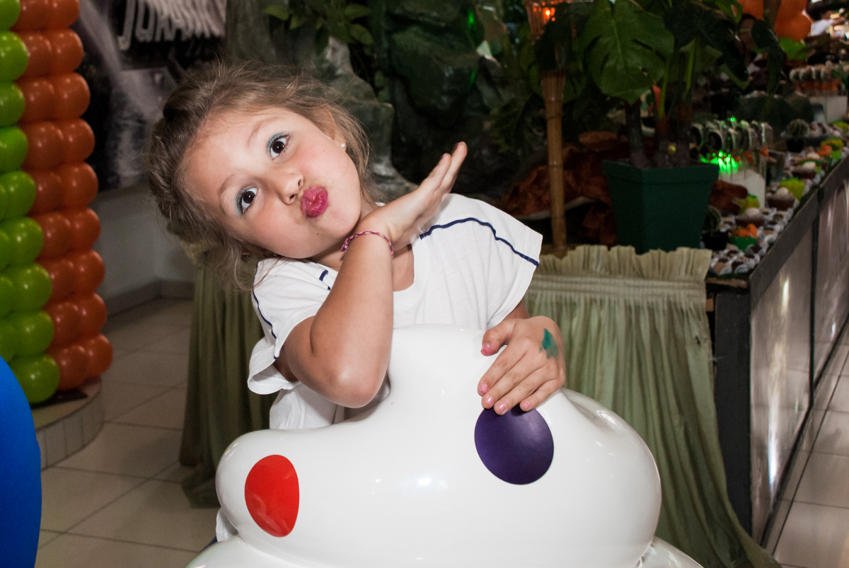 pose com biquinho par a foto no Buffet Comics, Morumbi, São Paulo, aniversario de Felipe 6 anos, tema da festa dinossauros