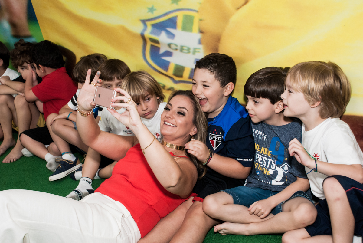 self animada com todo o time no Buffet Comics, Morumbi, São Paulo, aniversario de Felipe 6 anos, tema da festa dinossauros